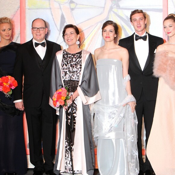 Karl Lagerfeld avec la famille princière de Monaco - la princesse Charlene, le prince Albert II, la princesse Caroline de Hanovre, Charlotte Casiraghi, Beatrice Borromeo et Pierre Casiraghi - le 29 mars 2014 à Monaco lors du Bal de la Rose.