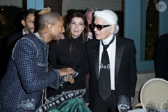 Karl Lagerfeld rencontrant Pharrell Williams sous les yeux de la princesse Caroline de Hanovre (Caroline de Monaco) au Ritz à Paris le 6 décembre 2016 lors du deuxième défilé Chanel "Métiers d'Art". © Olivier Borde/Bestimage 
