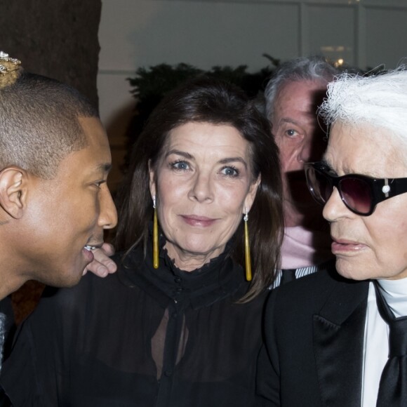 Karl Lagerfeld rencontrant Pharrell Williams sous les yeux de la princesse Caroline de Hanovre (Caroline de Monaco) au Ritz à Paris le 6 décembre 2016 lors du deuxième défilé Chanel "Métiers d'Art". © Olivier Borde/Bestimage 