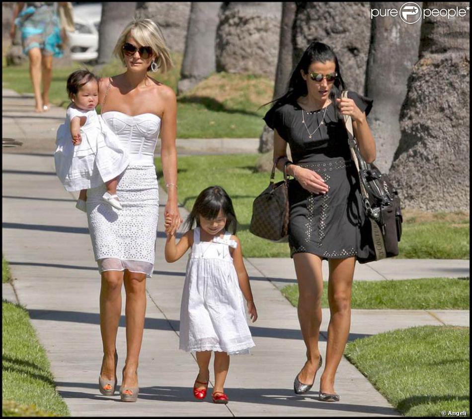 Laeticia Hallyday Est Aujourd Hui L Heureuse Maman De Deux Petites Princesses D Origine Vietnamienne Jade Nee Le 3 Aout 2004 Et Joy Nee Le 27 Juillet 2008 Purepeople
