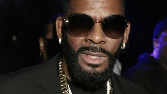 R. Kelly s'est rendu : inculpé d'abus sexuels sur mineures, une vidéo accablante