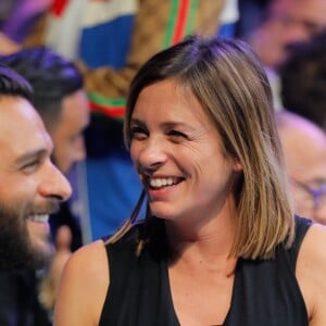 Maxim Nucci (Yodelice) et Isabelle Ithurburu, alors enceinte de leur fille Mia, en juin 2018 au Palais des Sports de Paris lors d'un match de boxe de Tony Yoka. © Veeren-CVS/Bestimage