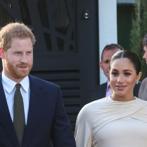 Le prince Harry, duc de Sussex, et Meghan Markle, duchesse de Sussex, enceinte assistent à une réception organisée par l'ambassadeur britannique au Maroc, à la résidence britannique de Rabat, le 24 février 2019.