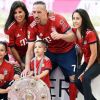 Franck Ribéry champion d'Allemagne avec son équipe du Bayern Munich célèbre son nouveau sacre avec sa femme Wahiba et leurs quatre enfants, Hizya, Shakinez, Seïf el Islam et Mohammed. Instagram, mai 2018.