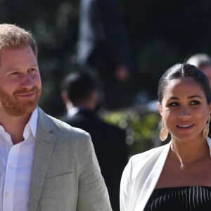 Le prince Harry, duc de Sussex, et Meghan Markle, duchesse de Sussex, enceinte, rencontrent des artisans marocains dans un parc avec des plantes exotique à Rabat, Maroc le 25 février 2019.