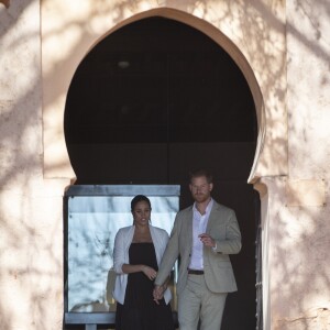 Le prince Harry, duc de Sussex, et Meghan Markle, duchesse de Sussex, enceinte, rencontrent des artisans marocains dans un parc avec des plantes exotique à Rabat, Maroc le 25 février 2019.