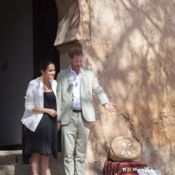 Le prince Harry, duc de Sussex, et Meghan Markle, duchesse de Sussex, enceinte, rencontrent des artisans marocains dans un parc avec des plantes exotique à Rabat, Maroc le 25 février 2019.