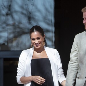 Le prince Harry, duc de Sussex, et Meghan Markle, duchesse de Sussex, enceinte, rencontrent des artisans marocains dans un parc avec des plantes exotique à Rabat, Maroc le 25 février 2019.