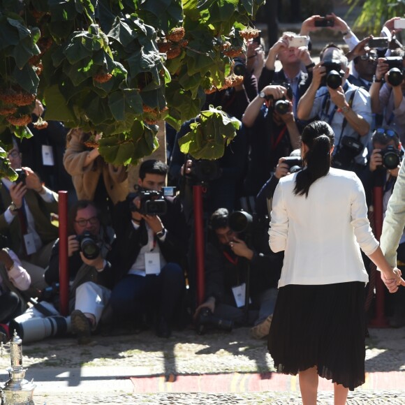 Le prince Harry, duc de Sussex, et Meghan Markle, duchesse de Sussex, enceinte, rencontrent des artisans marocains dans un parc avec des plantes exotique à Rabat, Maroc le 25 février 2019.