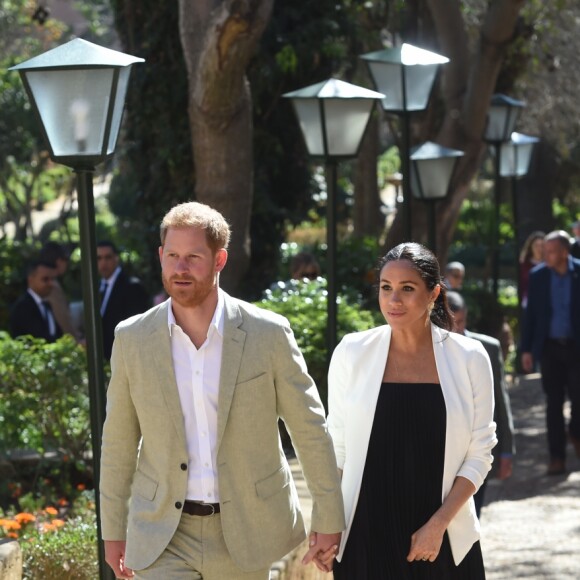 Le prince Harry, duc de Sussex, et Meghan Markle, duchesse de Sussex, enceinte, rencontrent des artisans marocains dans un parc avec des plantes exotique à Rabat, Maroc le 25 février 2019.