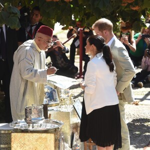 Le prince Harry, duc de Sussex, et Meghan Markle, duchesse de Sussex, enceinte, rencontrent des artisans marocains dans un parc avec des plantes exotique à Rabat, Maroc le 25 février 2019.