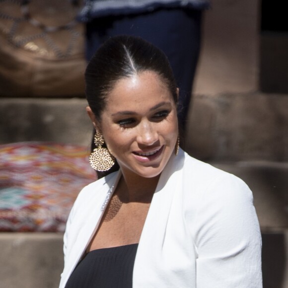 Le prince Harry, duc de Sussex, et Meghan Markle, duchesse de Sussex, enceinte, rencontrent des artisans marocains dans un parc avec des plantes exotique à Rabat, Maroc le 25 février 2019.