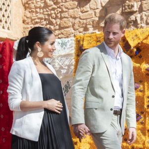 Le prince Harry, duc de Sussex, et Meghan Markle, duchesse de Sussex, enceinte, rencontrent des artisans marocains dans un parc avec des plantes exotique à Rabat, Maroc le 25 février 2019.