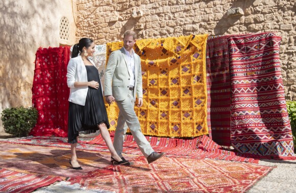 Le prince Harry, duc de Sussex, et Meghan Markle, duchesse de Sussex, enceinte, rencontrent des artisans marocains dans un parc avec des plantes exotique à Rabat, Maroc le 25 février 2019.