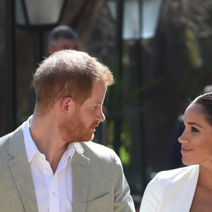 Le prince Harry, duc de Sussex, et Meghan Markle, duchesse de Sussex, enceinte, rencontrent des artisans marocains dans un parc avec des plantes exotique à Rabat, Maroc le 25 février 2019.