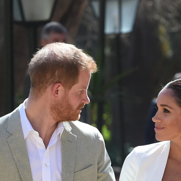 Le prince Harry, duc de Sussex, et Meghan Markle, duchesse de Sussex, enceinte, rencontrent des artisans marocains dans un parc avec des plantes exotique à Rabat, Maroc le 25 février 2019.