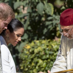 Le prince Harry, duc de Sussex, et Meghan Markle, duchesse de Sussex, enceinte, rencontrent des artisans marocains dans un parc avec des plantes exotique à Rabat, Maroc le 25 février 2019.