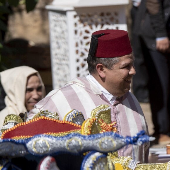 Le prince Harry, duc de Sussex, et Meghan Markle, duchesse de Sussex, enceinte, rencontrent des artisans marocains dans un parc avec des plantes exotique à Rabat, Maroc le 25 février 2019.