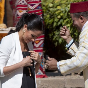 Le prince Harry, duc de Sussex, et Meghan Markle, duchesse de Sussex, enceinte, rencontrent des artisans marocains dans un parc avec des plantes exotique à Rabat, Maroc le 25 février 2019.