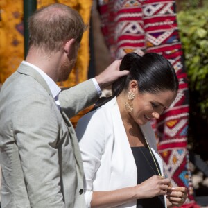 Le prince Harry, duc de Sussex, et Meghan Markle, duchesse de Sussex, enceinte, rencontrent des artisans marocains dans un parc avec des plantes exotique à Rabat, Maroc le 25 février 2019.