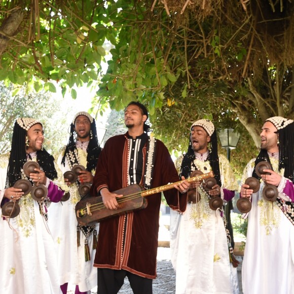 Le prince Harry, duc de Sussex, et Meghan Markle, duchesse de Sussex, enceinte, rencontrent des artisans marocains dans un parc avec des plantes exotique à Rabat, Maroc le 25 février 2019.