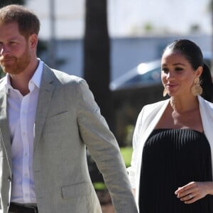 Le prince Harry, duc de Sussex, et Meghan Markle, duchesse de Sussex, enceinte, rencontrent des artisans marocains dans un parc avec des plantes exotique à Rabat, Maroc le 25 février 2019.