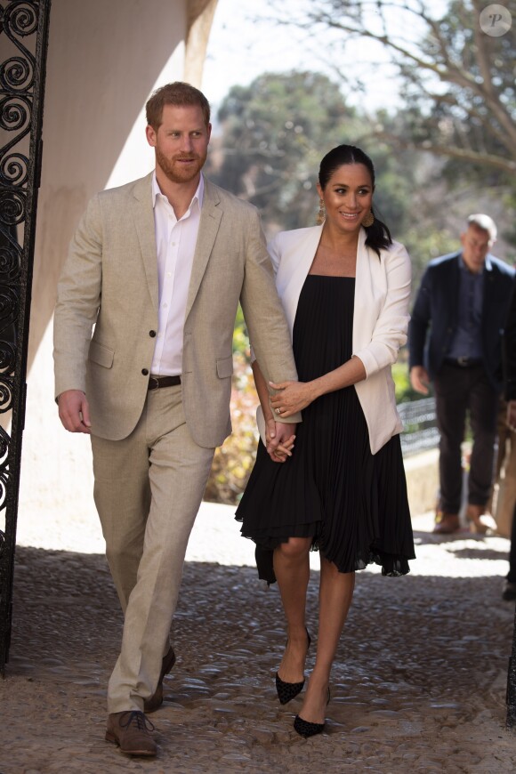 Le prince Harry, duc de Sussex, et Meghan Markle, duchesse de Sussex, enceinte, rencontrent des artisans marocains dans un parc avec des plantes exotique à Rabat, Maroc le 25 février 2019.