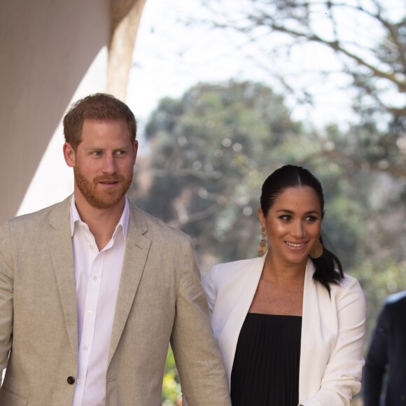 Le prince Harry, duc de Sussex, et Meghan Markle, duchesse de Sussex, enceinte, rencontrent des artisans marocains dans un parc avec des plantes exotique à Rabat, Maroc le 25 février 2019.