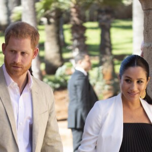 Le prince Harry, duc de Sussex, et Meghan Markle, duchesse de Sussex, enceinte, rencontrent des artisans marocains dans un parc avec des plantes exotique à Rabat, Maroc le 25 février 2019.