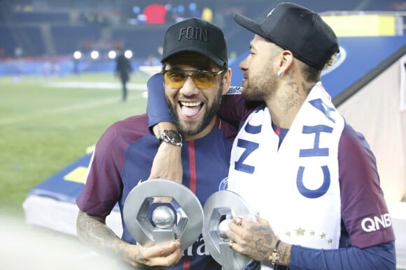 Neymar Jr. et Dani Alves - Le PSG célèbre son titre de Champion de France 2018, après son match contre Rennes (0-2) au Parc des Princes à Paris, le 12 mai 2018. © Marc Ausset-Lacroix/Bestimage
