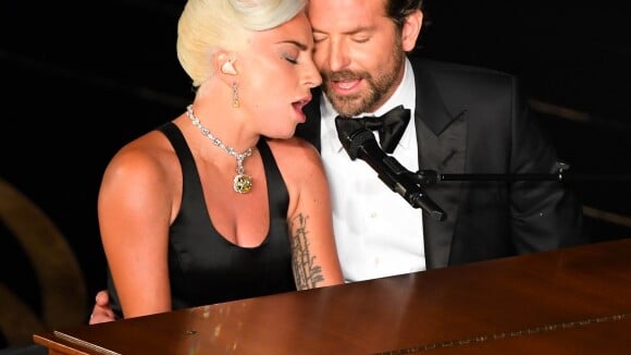 Lady Gaga et Bradley Cooper très proches aux Oscars : elle répond aux rumeurs