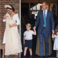 Le prince William, Kate Middleton, duchesse de Cambridge, et leurs enfants, la princesse Charlotte, le prince George et le prince Louis lors du baptême du prince Louis en la chapelle St James à Londres le 9 juillet 2018