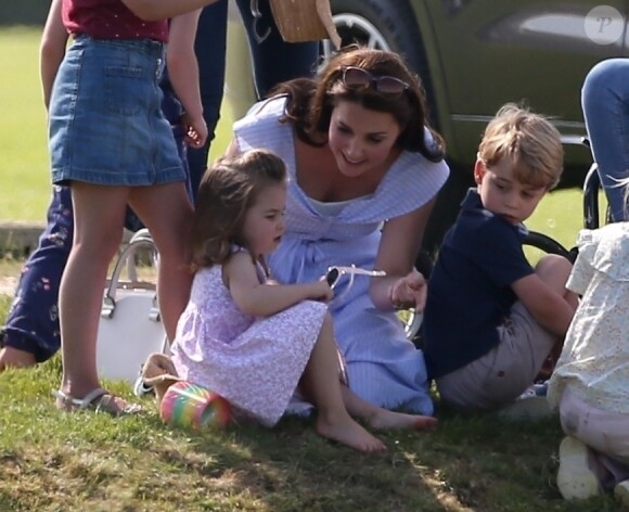 Kate Middleton, duchesse de Cambridge avec ses enfants le prince George et la princesse Charlotte lors d'un match de polo caritatif au Beaufort Polo Club à Tetbury le 10 juin 2018.