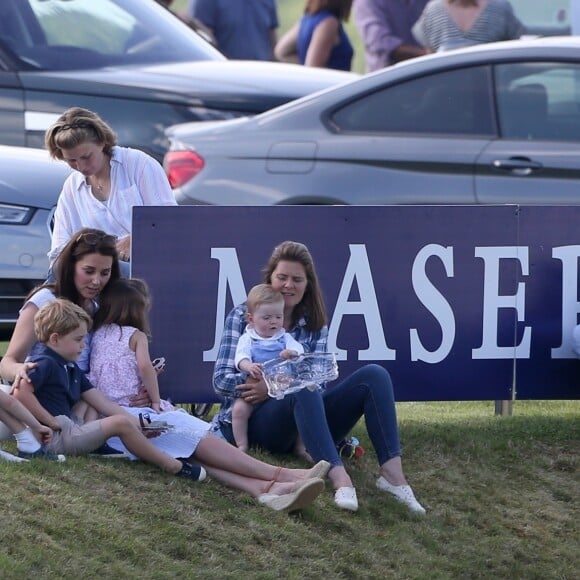 Kate Middleton, duchesse de Cambridge avec ses enfants le prince George et la princesse Charlotte lors d'un match de polo caritatif au Beaufort Polo Club à Tetbury le 10 juin 2018.