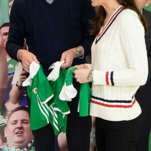 Kate Middleton, duchesse de Cambrudge, et le prince William à Windsor Park, à Belfast, le 27 février 2019 lors d'une rencontre avec la Irish Football Association.