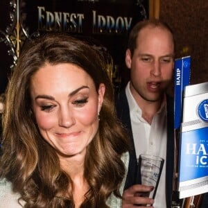 Kate Middleton a servi une bière à son mari le prince William lors d'une réception à l'Empire Music Hall à Belfast, le 27 février 2019.