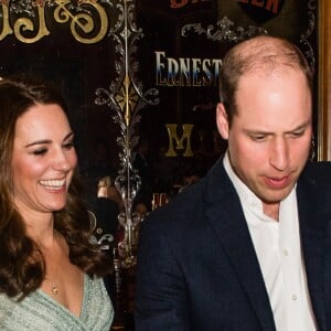 Kate Middleton a servi une bière à son mari le prince William lors d'une réception à l'Empire Music Hall à Belfast, le 27 février 2019.