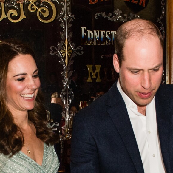 Kate Middleton a servi une bière à son mari le prince William lors d'une réception à l'Empire Music Hall à Belfast, le 27 février 2019.