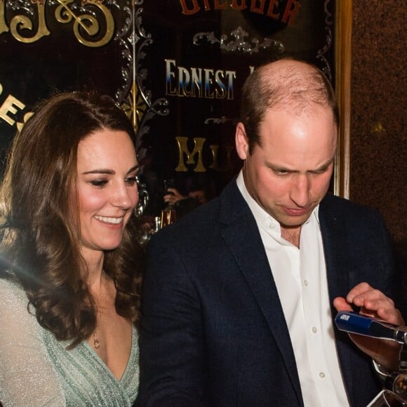 Kate Middleton a servi une bière à son mari le prince William lors d'une réception à l'Empire Music Hall à Belfast, le 27 février 2019.