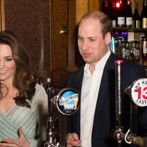 Kate Middleton a servi une bière à son mari le prince William lors d'une réception à l'Empire Music Hall à Belfast, le 27 février 2019.