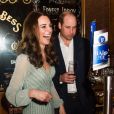 Kate Middleton a servi une bière à son mari le prince William lors d'une réception à l'Empire Music Hall à Belfast, le 27 février 2019.