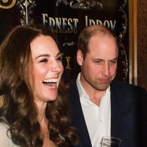 Kate Middleton a servi une bière à son mari le prince William lors d'une réception à l'Empire Music Hall à Belfast, le 27 février 2019.