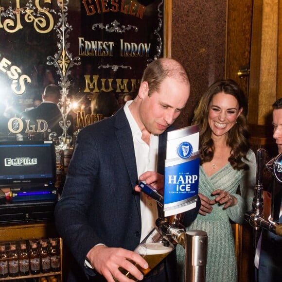 Kate Middleton a servi une bière à son mari le prince William lors d'une réception à l'Empire Music Hall à Belfast, le 27 février 2019.