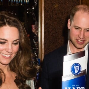 Kate Middleton a servi une bière à son mari le prince William lors d'une réception à l'Empire Music Hall à Belfast, le 27 février 2019.