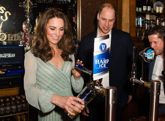 Kate Middleton a servi une bière à son mari le prince William lors d'une réception à l'Empire Music Hall à Belfast, le 27 février 2019.