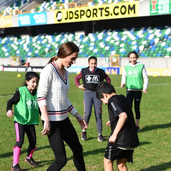 Kate Middleton, duchesse de Cambrudge, et le prince William à Windsor Park, à Belfast, le 27 février 2019 lors d'une rencontre avec la Irish Football Association.