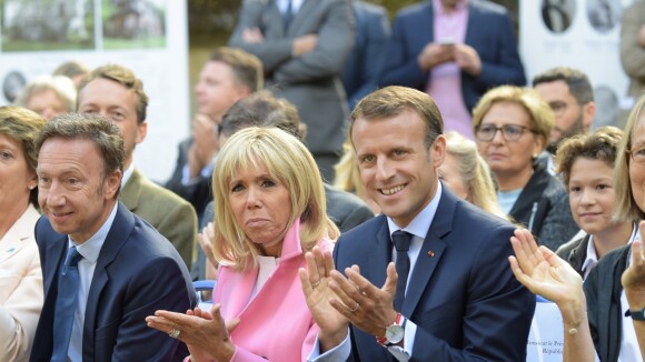 Emmanuel Macron décore le jeune Marin, héros miraculé, devant Brigitte