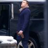 Ben Affleck fume une cigarette et boit un café à emporter devant son hôtel à New York, le 2 mars 2019