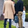 Ben Affleck discute avec son ami Scott Stuber à la sortie des classes de ses enfants à Santa Monica, le 28 février 2019