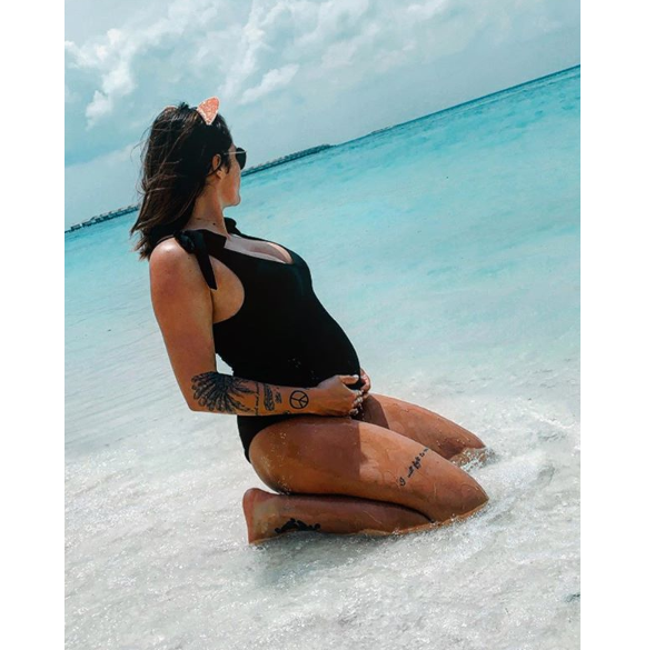 Anaïs Camizuli, enceinte de son premier enfant, dévoile son baby bump en maillot de bain aux Maldives en mars 2019.